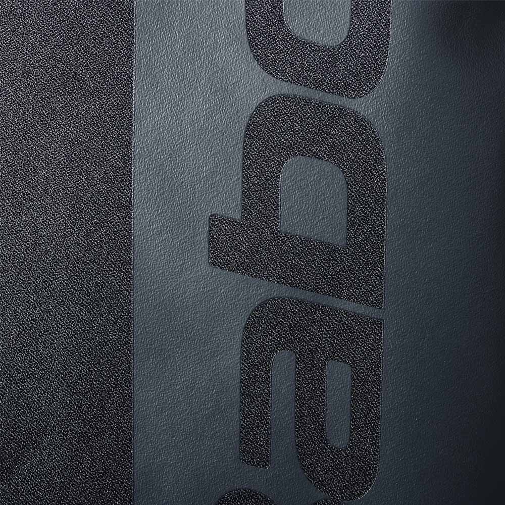 Detalhe da impressão do Logo Babolat na Mochila de Tênis Babolat Backpack Court Hero preta e grafite.