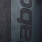 Detalhe da impressão do Logo Babolat na Mochila de Tênis Babolat Backpack Court Hero preta e grafite.