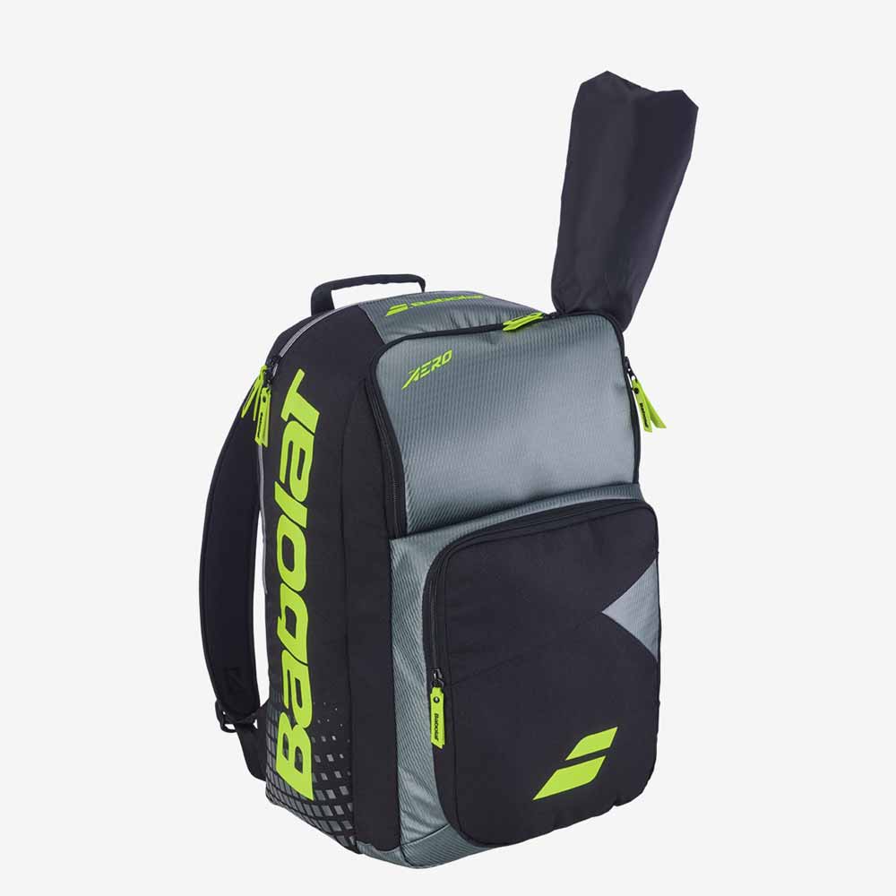 Mochila de tênis Babolat Backpack Pure Aero cinza e amarela com raquetes inseridas.
