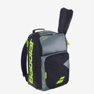 Mochila de tênis Babolat Backpack Pure Aero cinza e amarela com raquetes inseridas.