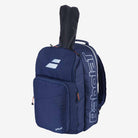 Vista lateral da Mochila Babolat Backpack Pure Drive azul marinho com detalhe das raquetes acondicionadas na parte frontal para facilitar o transporte.