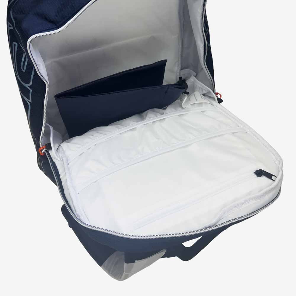 Detalhe compartimento notebook mais saco para roupas usadas ou calçados da Mochila Babolat Backpack Pure Drive azul marinho.