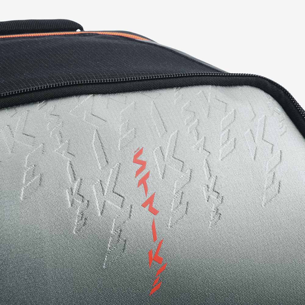 detalhe-logotipo-impresso-mochila-babolat-backpack-pure-strike-carbon-grey