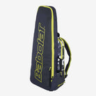 Mochila de Tênis Babolat Pure Aero, vista lateral 3/4 mostrando o bolso lateral de acessórios e o compartimento de raquetes.