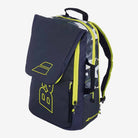 Mochila de Tênis Babolat Pure Aero, vista lateral 3/4 mostrando o bolso lateral de acessórios e o compartimento de raquetes dobrado, quando vazio.