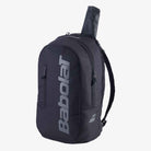 Vista frontal da Mochila Babolat Court Backpack Lite na cor preta e cinza com raquete de tênis em seu compartimento.