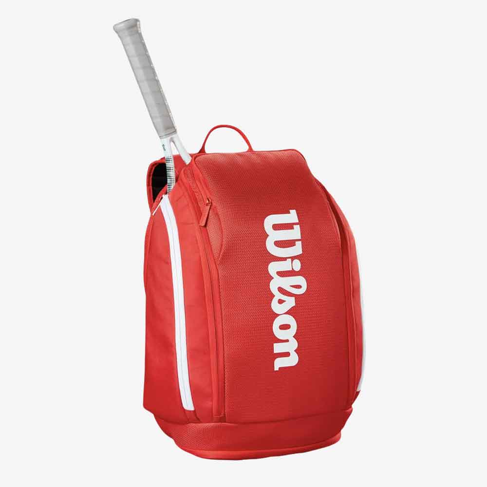 Mochila Wilson Super Tour Red vista 3/4 com logo Wilson e raquete posicionada no compartimento para raquetes.