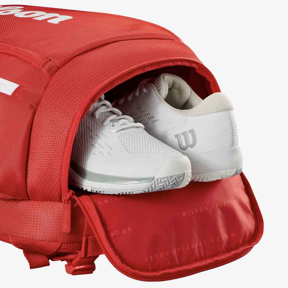 Detalhe do compartimento para calçados da mochila Wilson Super Tour aberto.