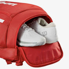Detalhe do compartimento para calçados da mochila Wilson Super Tour aberto.