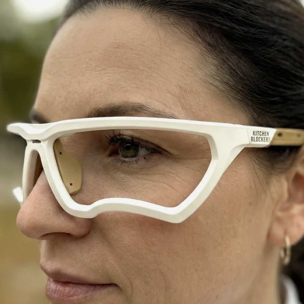 Modelo vestindo Óculos de Proteção para Pickleball Kitchen Blockers sem lentes branco vista lateral 3/4.