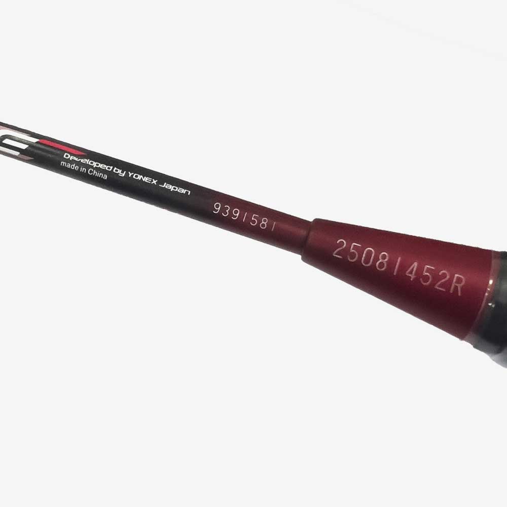 Detalhe da gravação do cabo da Raquete de Badminton Yonex Nanoflare 001 Ability Preta e Vermelha.