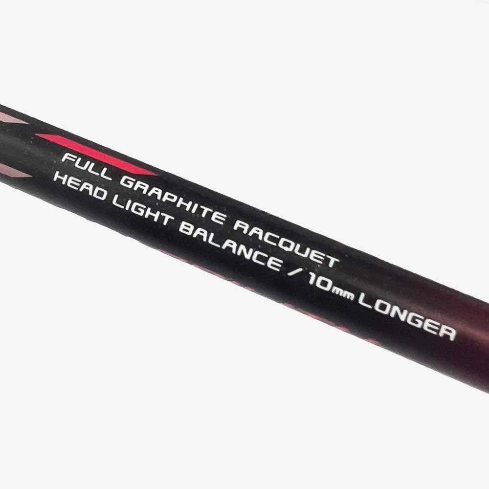 Detalhe da gravação do cabo da Raquete de Badminton Yonex Nanoflare 001 Ability Preta e Vermelha, mostrando o balance.