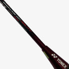 Detalhe da gravação do cabo da Raquete de Badminton Yonex Nanoflare 001 Ability Preta e Vermelha mstrando o material.