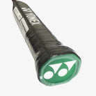 Detalhe da empunhadura e cabo da Raquete de Badminton Yonex Nanoflare 001 Ability Preta e Vermelha.