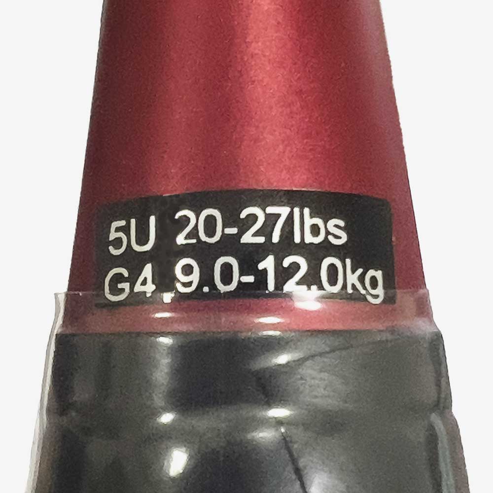 Detalhe do Peso, empunhadura e indicação de tensão para encordoamento da Raquete de Badminton Yonex Nanoflare 001 Ability Preta e Vermelha.