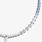 Detalhe do frame aerodinâmico e logo Yonex na Raquete de Badminton Yonex Nanoflare 001 Clear.