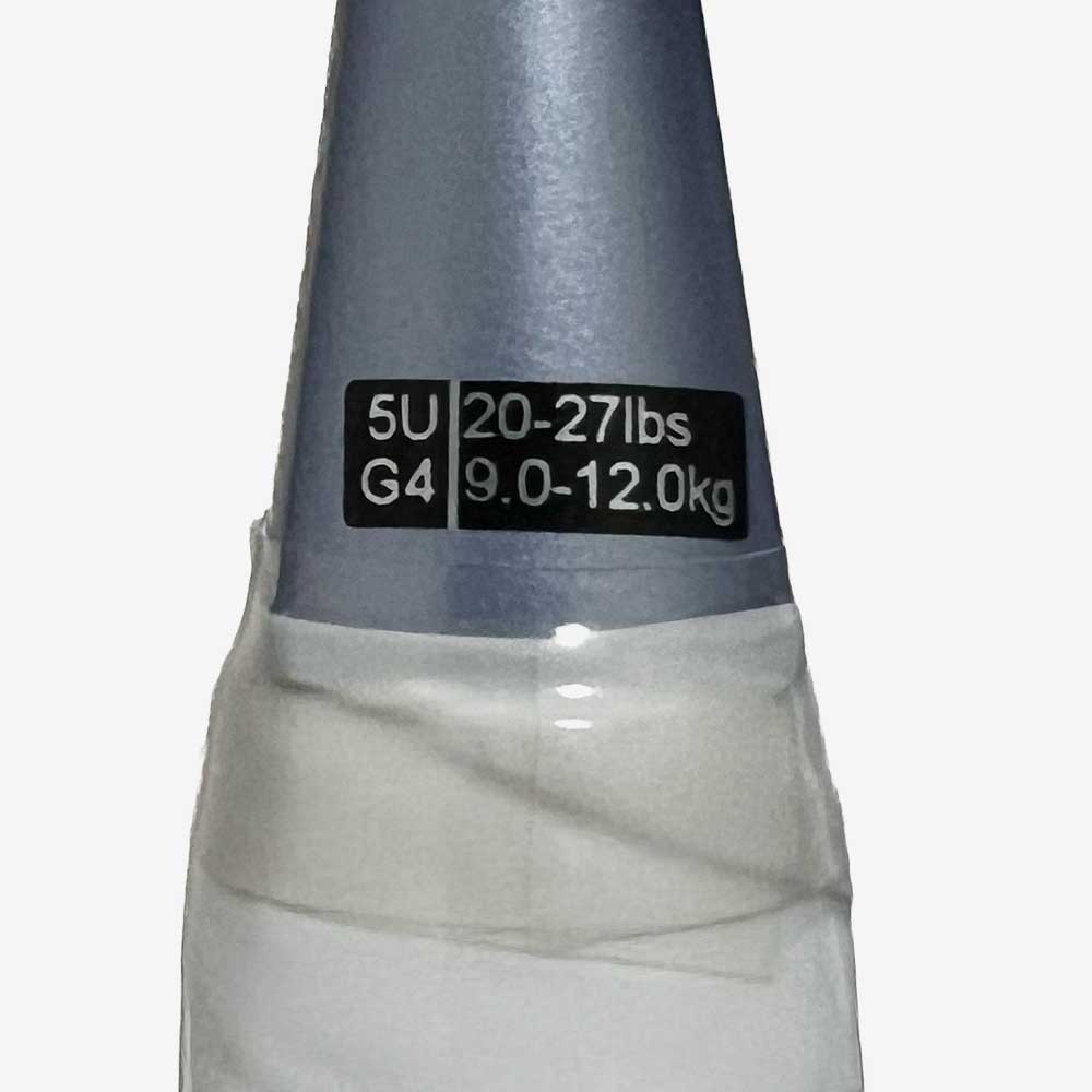 Detalhe de etiqueta com Peso, empunhadura e indicaão de tensão para encordoamento da Raquete de Badminton Yonex Nanoflare 001 Clear.