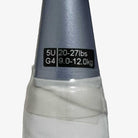 Detalhe de etiqueta com Peso, empunhadura e indicaão de tensão para encordoamento da Raquete de Badminton Yonex Nanoflare 001 Clear.