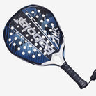 Vista Frontal da Raquete de Padel Babolat Air Viper 2.6 azul com detalhes em carbono 16K.
