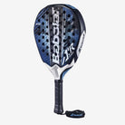 Vista Lateral 3/4 da Raquete de Padel Babolat Air Viper 2.6 azul com detalhes em carbono 16K.