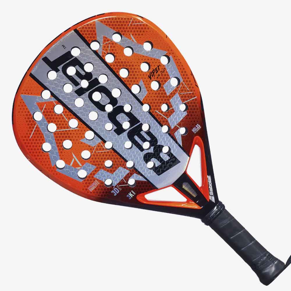 Visão frontal da Raquete de padel Babolat Viper Juan Lebrón 3.0 com formato diamante e acabamento em carbono texturizado nas cores laranja e prata.