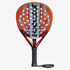 Visão frontal da Raquete de padel Babolat Viper Juan Lebrón 3.0 com formato diamante e acabamento em carbono texturizado nas cores laranja e prata.