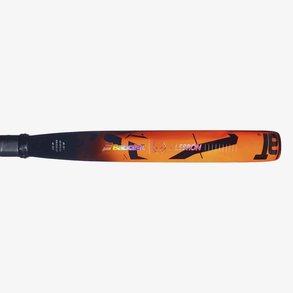 Vista lateral da Raquete de padel Babolat Viper Juan Lebrón 3.0 com formato diamante e acabamento em carbono texturizado nas cores laranja e prata.