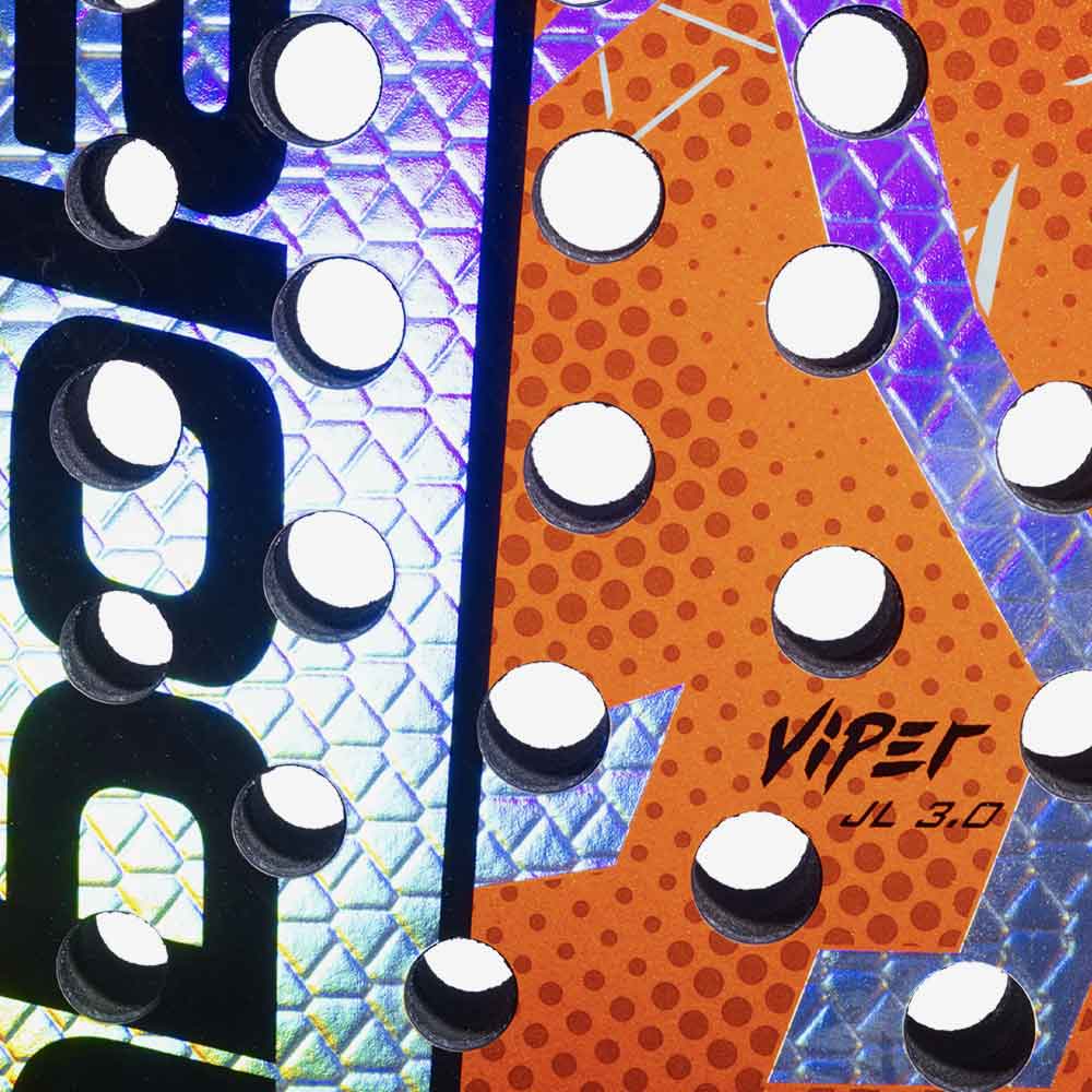 Detalhe da superfície da raquete de padel Babolat Viper Juan Lebrón 3.0 exibindo sua textura
