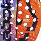 Detalhe da textura 3D Spin+ na face da raquete de padel Babolat Viper Soft Juan Lebron 3.0.