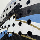 Close na face da raquete LÕK Carb-On Hype 2 exibindo a tecnologia 3D Spin Lines para efeitos e o sistema Gradual Face.