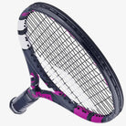 Detalhe da Cabeça da Raquete de Tênis Babolat Boost Aero 102 Pink Encordoada.