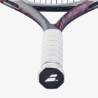 Detalhe da empunhadura da Raquete de Tênis Babolat Boost Aero 102 cor Vinho.