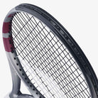 Detalhe da Cabeça da Raquete de Tênis Babolat Boost Aero 102 cor Vinho.