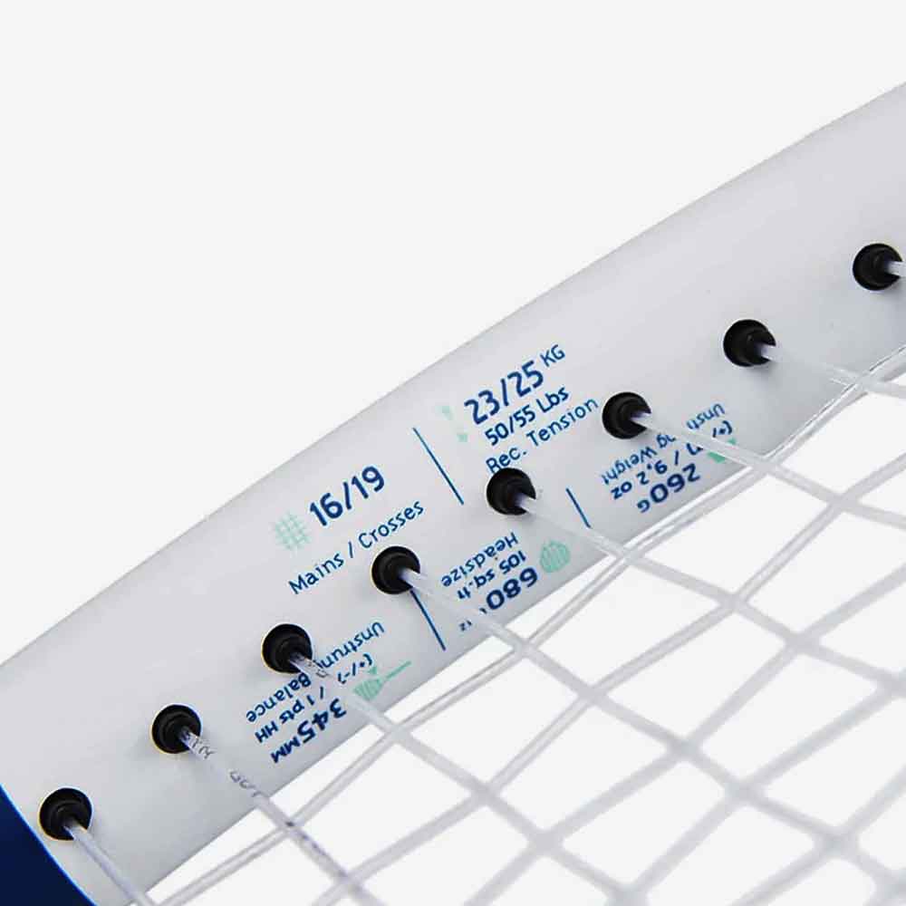 Detalhe impresso características técnicas e indicação de encordoamento da Raquete de tênis Babolat Boost Drive W 105 de 260g.