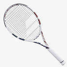 Raquete de tênis Babolat Boost Drive White 105 de 260g, modelo em grafite na cor branca com detalhes em cobre, vista frontal.