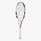 Raquete de tênis Babolat Boost Drive White 105 de 260g, modelo em grafite na cor branca com detalhes em cobre, vista latera 3/4.