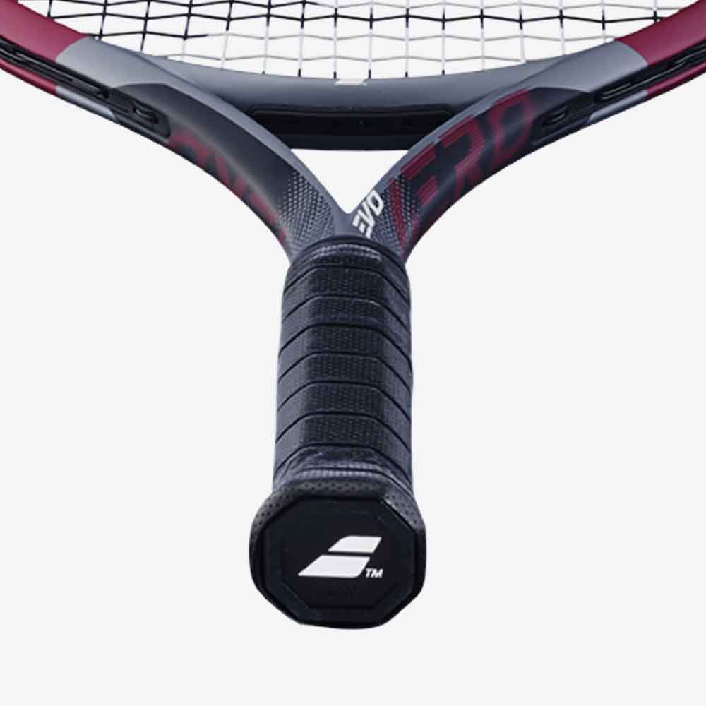 Vista frontal da empunhadura da Raquete de Tênis Babolat EVO Aero Gen 2 102 cinza e vinho com detalhe do cabo com tecnologia Air Handle Touch.
