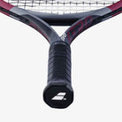 Vista frontal da empunhadura da Raquete de Tênis Babolat EVO Aero Gen 2 102 cinza e vinho com detalhe do cabo com tecnologia Air Handle Touch.