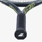 Vista frontal da empunhadura da Raquete de Tênis Babolat EVO Aero Gen 2 102 grafite e verde cítrico com detalhe do cabo com tecnologia Air Handle Touch.