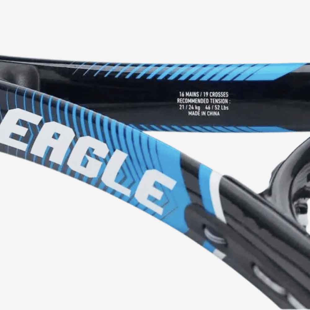 Detalhe lateral interno da Raquete de Tênis Babolat Eagle com especificações técnicas de encordoamento.