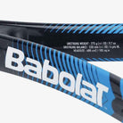 Detalhe lateral interno da Raquete de Tênis Babolat Eagle com características técnicas: como peso, balance e .amanho da cabeça.