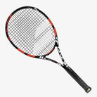Raquete de tênis Babolat Evoke 105 275g preta e coral vista frontal, destacando o encordoamento de fábrica.