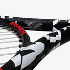 Detalhe impresso de especificações técicas da Raquete de tênis Babolat Evoke 105 275g preta e coral.