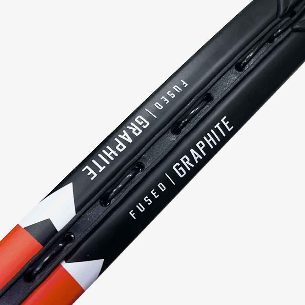 Raquete de tênis Babolat Evoke Tour 105 de 275g com indicação do material de fabricação.