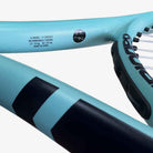 Detalhe impresso das recomendações de encordoamento, na parte interna da  Raquete de Tênis Babolat Rival 102.