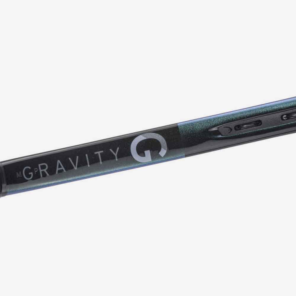Detalhe lateral da raquete de tênis Head Gravity MP 2025, com logotipo Gravity  impresso.