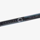 Detalhe lateral da raquete de tênis Head Gravity MP 2025, com logotipo Gravity  impresso.