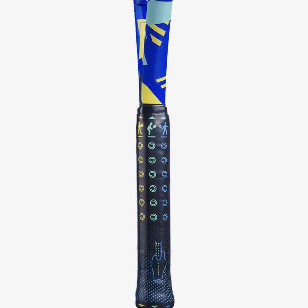 Detalhe do cabo pedagógico Improvergrip da raquete de tênis Infantil Babolat Ballfighter 23.