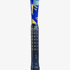 Detalhe do cabo pedagógico Improvergrip da raquete de tênis Infantil Babolat Ballfighter 23.