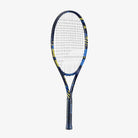 Raquete de tênis infantil Babolat Ballfighter 25 nas cores azul e amarelo vista lateral 3/4.